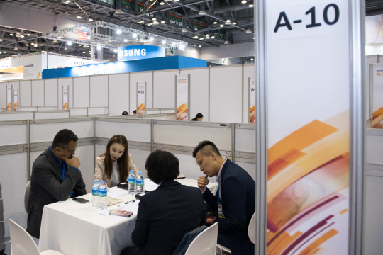 지난해 9월 일산 킨텍스에서 열렸던 '2017 대한민국 에너지대전'에서 참가기업이 수출상담을 하고 있다.  <한국에너지공단 제공>